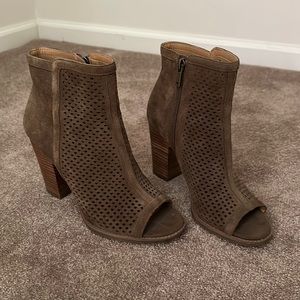 Women’s lucky brand leather brown bootie - size 8